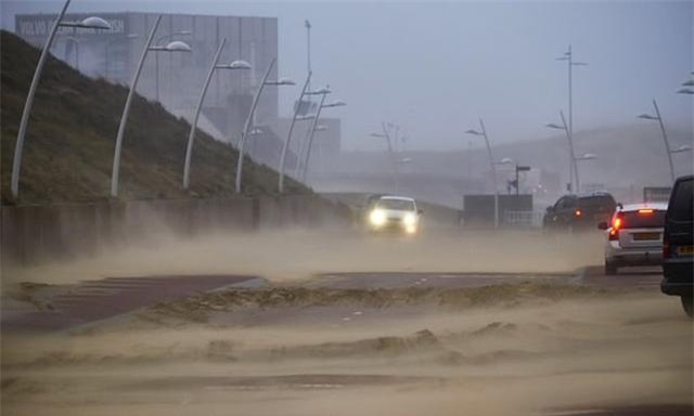 khoanh khac gio cuc manh thoi nguoi bay nhu la cay, ai xem cung hai hung - 7