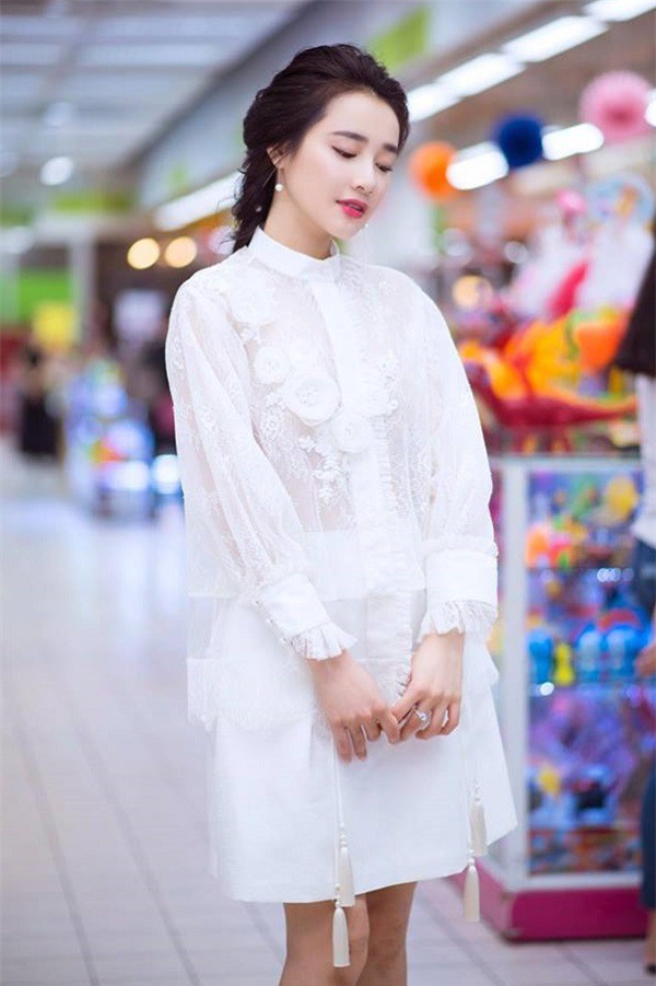 Nếu tinh ý sẽ thấy Nhã Phương lúc nào cũng chỉ chăm chăm diện đồ màu trắng tinh khôi - Ảnh 10.