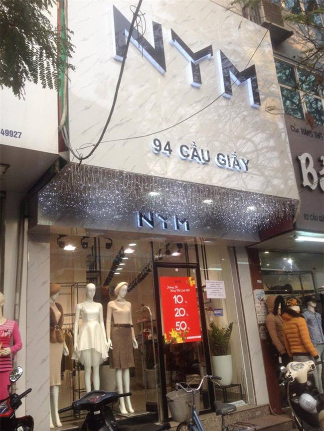 Nữ nhân viên shop quần áo ở Hà Nội kể lại giây phút bị gã đàn ông mặc áo GrabBike xịt dung dịch lạ để cướp tài sản - Ảnh 1.