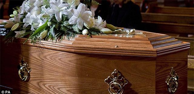 nguoi me da chet 10 ngay bong sinh con trong quan tai khien nhan vien nha tang le hot hoang - 1