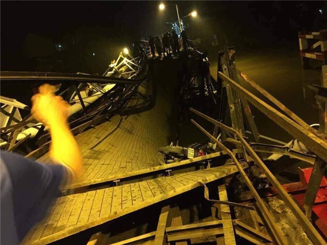 Sập cầu Long Kiển ở Sài Gòn, nhiều người và phương tiện rớt xuống sông