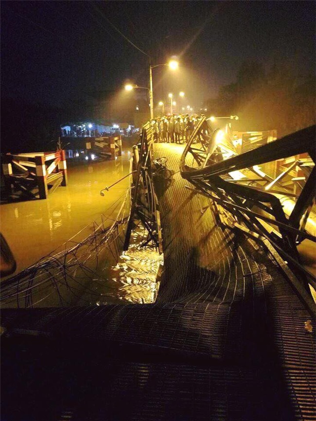 Sập cầu Long Kiển ở Sài Gòn, nhiều người và phương tiện rớt xuống sông