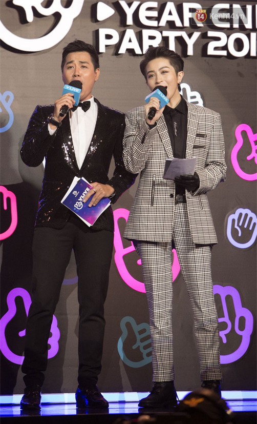 MC Nguyên Khang khiến sự kiện bật cười khi nhắc Ngô Kiến Huy: Nếu cầu hôn Khổng Tú Quỳnh thì nói trước để không cắt nhầm sóng trực tiếp - Ảnh 1.