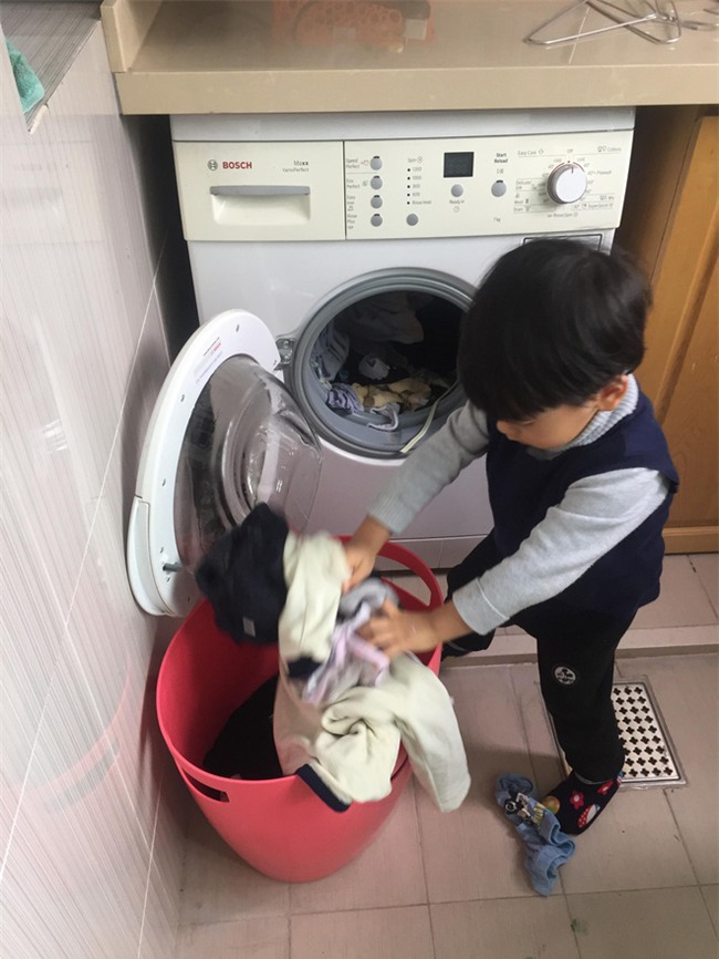 Cậu bé 3 tuổi biết rán bánh ngon ơ nhờ mẹ Mìn rèn làm việc nhà từ lúc tập đi - Ảnh 4.