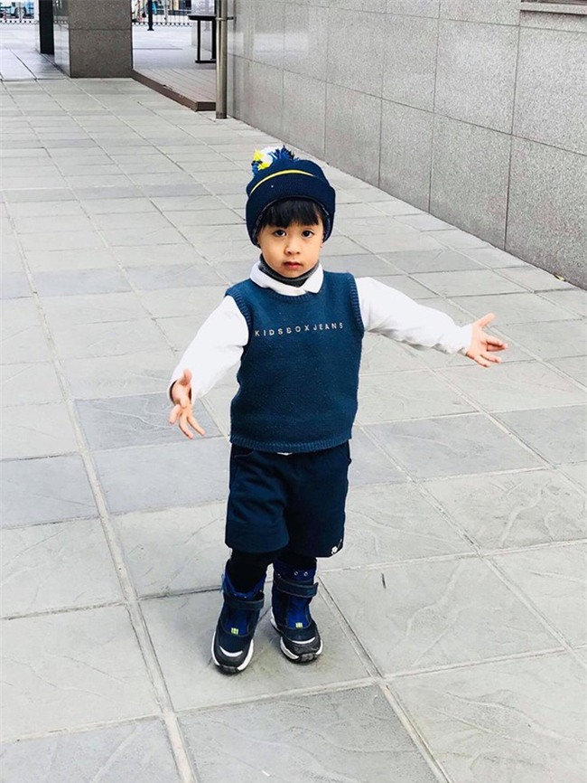 Cậu bé 3 tuổi biết rán bánh ngon ơ nhờ mẹ Mìn rèn làm việc nhà từ lúc tập đi - Ảnh 5.