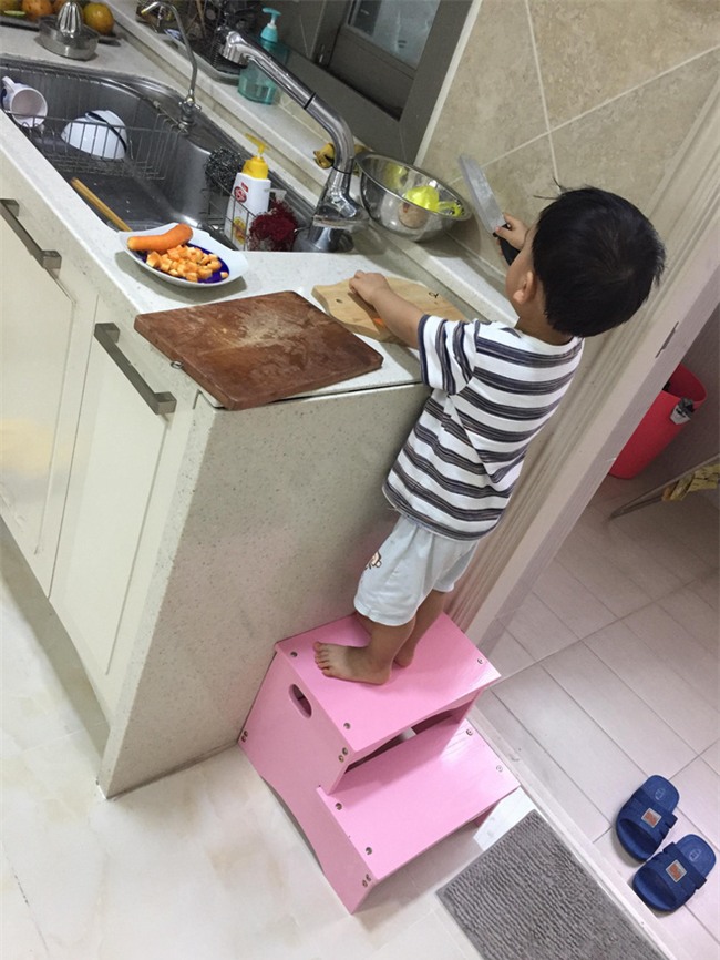 Cậu bé 3 tuổi biết rán bánh ngon ơ nhờ mẹ Mìn rèn làm việc nhà từ lúc tập đi - Ảnh 10.