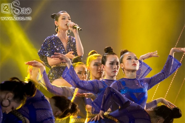 Hát live chênh phô, Chi Pu vẫn giành giải Ca sĩ đột phá của năm-1