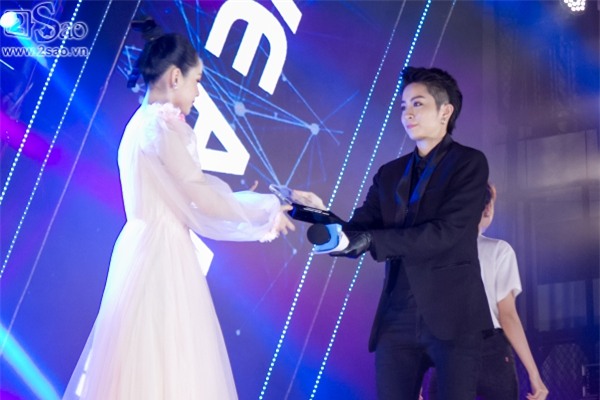 Hát live chênh phô, Chi Pu vẫn giành giải Ca sĩ đột phá của năm-5
