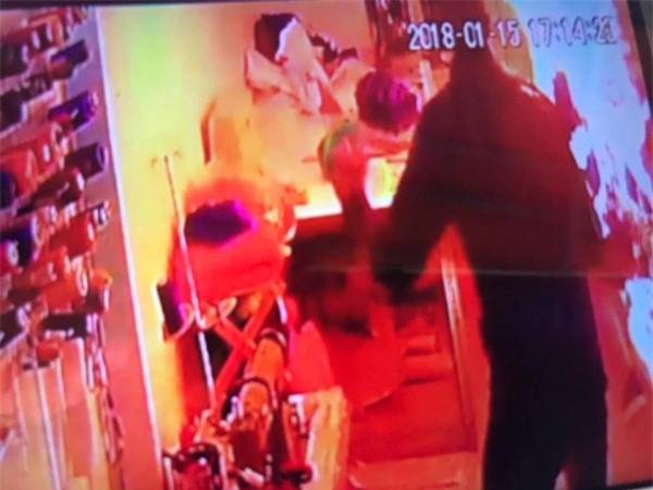 Vụ cô gái bị người đàn ông ngoại quốc tẩm xăng đốt: ‘Con chưa bao giờ kể tôi nghe về người này’