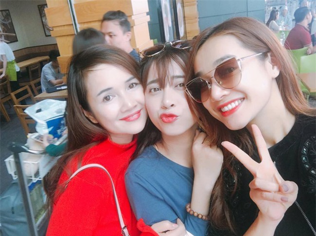 Nhan sắc gia đình toàn mỹ nhân của Nhã Phương: Chị đằm thắm dịu dàng, em trong trẻo ngọt ngào - Ảnh 2.