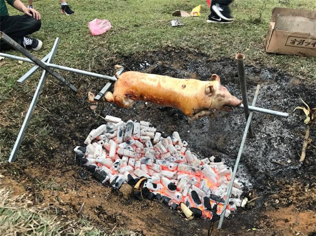 Khi bạn thèm lợn quay và trổ tài bắt chước đầu bếp siêu đẳng trên Youtube, kết quả có thể thảm hại thế này đây - Ảnh 16.