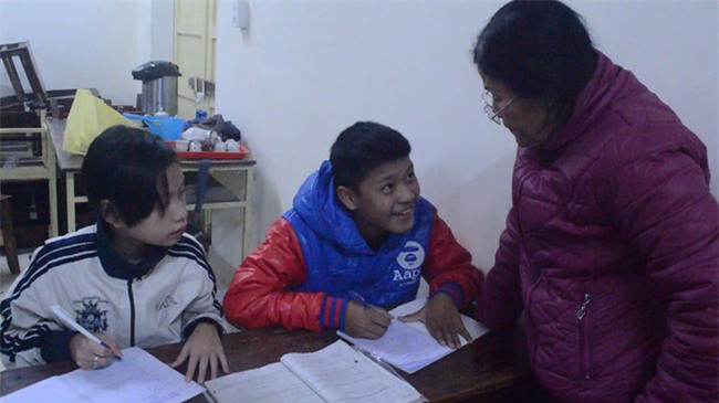 Cô giáo già từng bị cho là điên, 42 năm thầm lặng chở chữ cho con em vùng vạn đò xứ Huế - Ảnh 4.