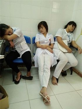 Sinh viên trường Y: Ăn tranh thủ, ngủ khẩn trương, ế là chuyện thường