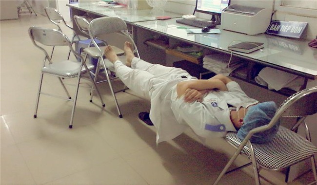 Sinh viên trường Y: Ăn tranh thủ, ngủ khẩn trương, ế là chuyện thường