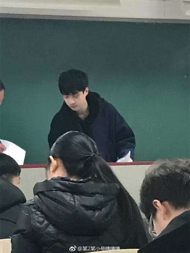 Thầy giáo trông thi khiến nữ sinh chú ý vì đẹp trai như tài tử