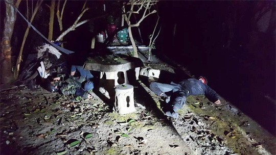 Trộm xong 4 con chó, 2 tên trộm gặp tai nạn bất tỉnh - Ảnh 2.