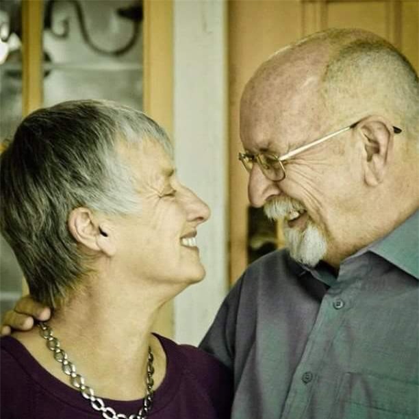 Chồng đau đớn thực hiện di nguyện của vợ, 1 năm sau đó, ông bật cười vì hóa ra đã bị bà chơi khăm - Ảnh 2.