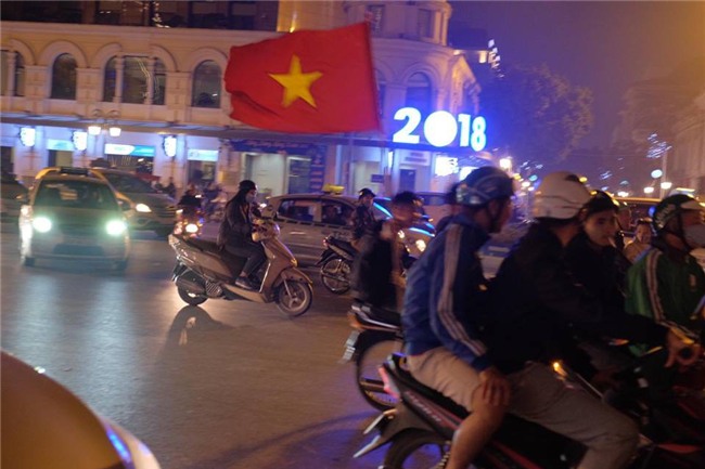 Cả nước vỡ òa với chiến tích lịch sử của U23 Việt Nam - Ảnh 3.