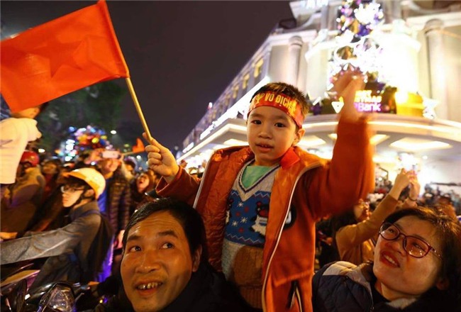 Cả nước vỡ òa với chiến tích lịch sử của U23 Việt Nam - Ảnh 8.