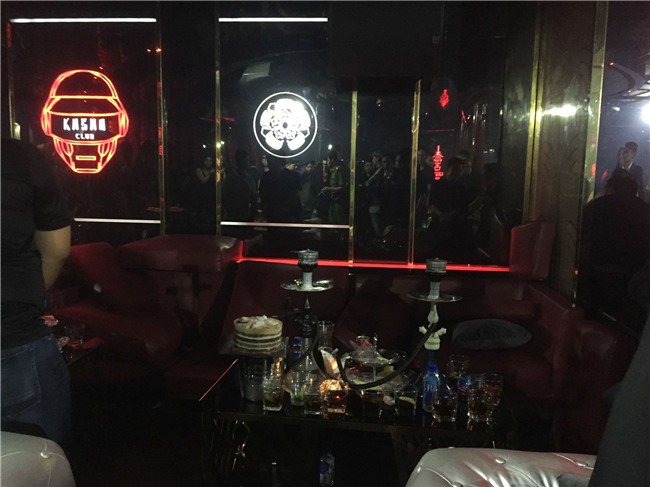 Nhiều dân chơi vứt ma túy, bóng cười rồi tìm cách tháo chạy khi công an ập vào quán bar ở trung tâm Sài Gòn