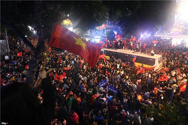 CDV qua khich nhay noc xe buyt an mung bong da U23 Viet Nam hinh anh 1