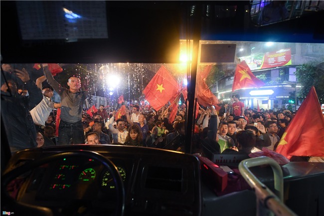 CDV qua khich nhay noc xe buyt an mung bong da U23 Viet Nam hinh anh 10