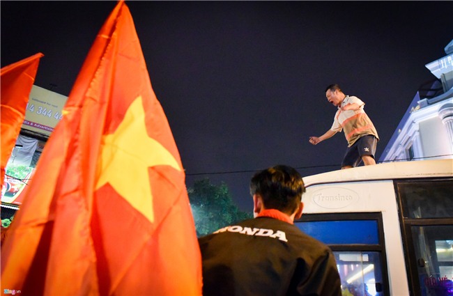 CDV qua khich nhay noc xe buyt an mung bong da U23 Viet Nam hinh anh 3