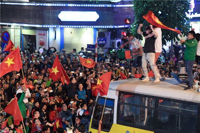 CDV qua khich nhay noc xe buyt an mung bong da U23 Viet Nam hinh anh 4