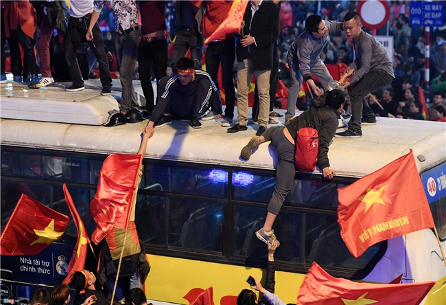 CDV qua khich nhay noc xe buyt an mung bong da U23 Viet Nam hinh anh 5