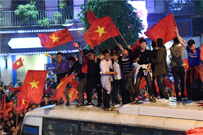 CDV qua khich nhay noc xe buyt an mung bong da U23 Viet Nam hinh anh 6