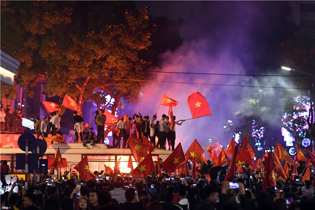 CDV qua khich nhay noc xe buyt an mung bong da U23 Viet Nam hinh anh 8