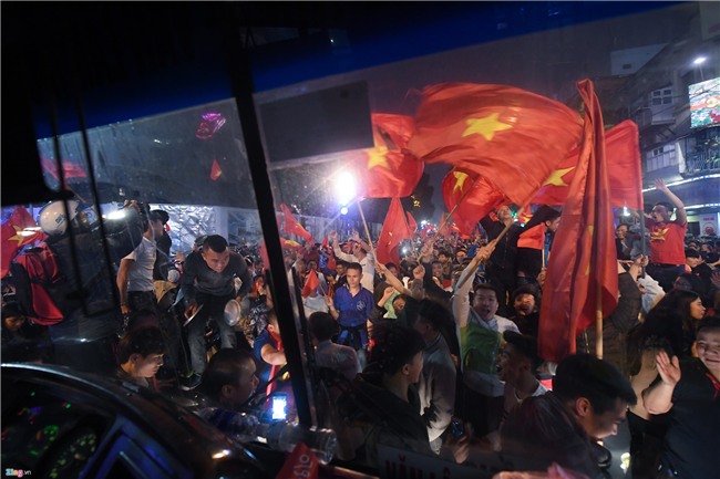 CDV qua khich nhay noc xe buyt an mung bong da U23 Viet Nam hinh anh 9