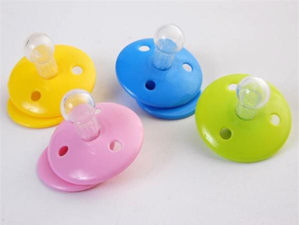 be gai bi bien dang chan vi thoi quen tan dung giay dep cu cua me - 2