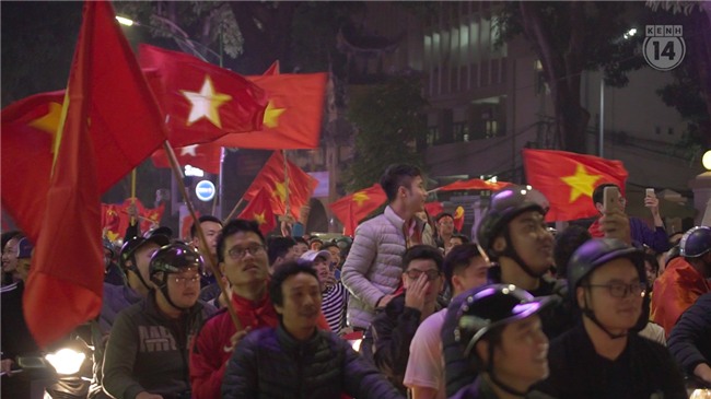 Clip: Nhìn lại 1 đêm cả Việt Nam vỡ oà vì U23, khi triệu trái tim cùng thót tim, hạnh phúc và tự hào! - Ảnh 8.