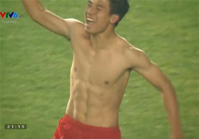 Thêm 1 bức ảnh siêu hot: Khi bạn xem bóng đá và phát hiện có quá nhiều tuyệt phẩm! - Ảnh 2.