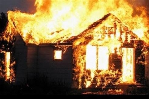 Nghệ An: Mâu thuẫn gia đình, nghịch tử tẩm xăng, thiêu rụi nhà bố mẹ đẻ - Ảnh 1.