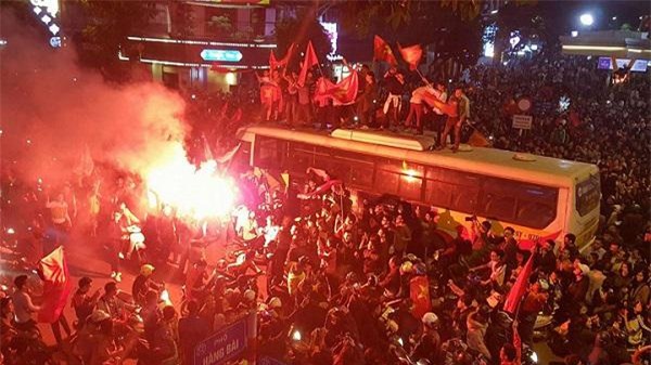 nhung hinh anh phan cam, bat chap tinh mang cua nguoi ham mo khi an mung u23 viet nam - 1