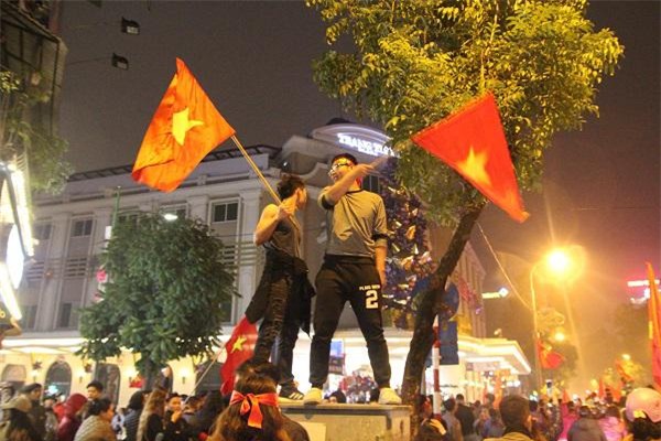 nhung hinh anh phan cam, bat chap tinh mang cua nguoi ham mo khi an mung u23 viet nam - 10