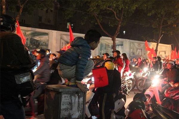 nhung hinh anh phan cam, bat chap tinh mang cua nguoi ham mo khi an mung u23 viet nam - 11