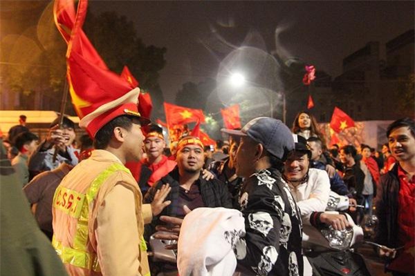 nhung hinh anh phan cam, bat chap tinh mang cua nguoi ham mo khi an mung u23 viet nam - 12