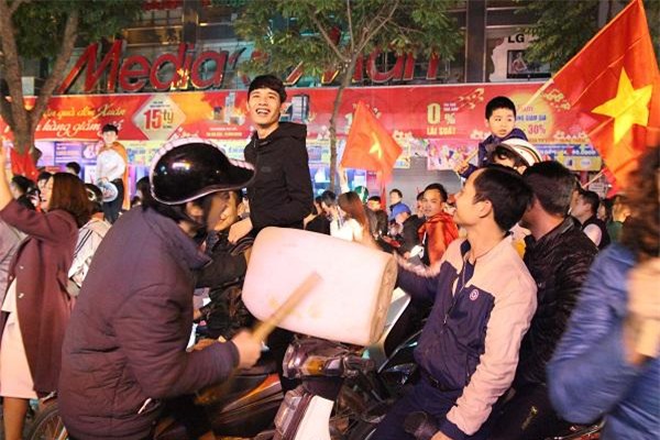 nhung hinh anh phan cam, bat chap tinh mang cua nguoi ham mo khi an mung u23 viet nam - 13