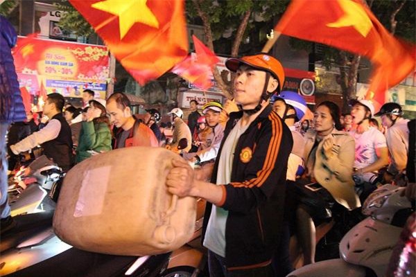 nhung hinh anh phan cam, bat chap tinh mang cua nguoi ham mo khi an mung u23 viet nam - 14