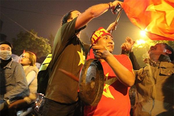 nhung hinh anh phan cam, bat chap tinh mang cua nguoi ham mo khi an mung u23 viet nam - 15