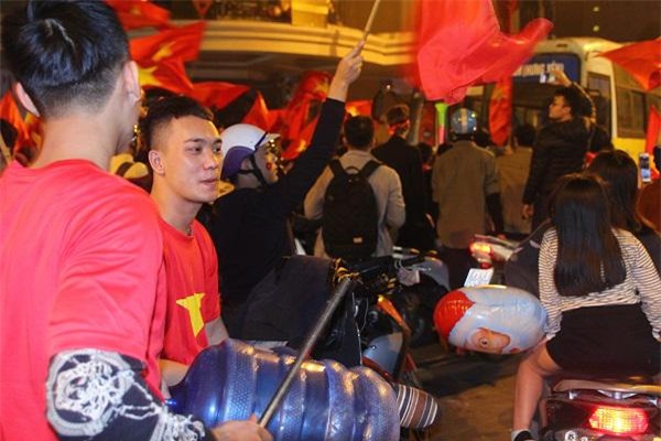 nhung hinh anh phan cam, bat chap tinh mang cua nguoi ham mo khi an mung u23 viet nam - 16