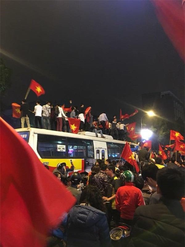 nhung hinh anh phan cam, bat chap tinh mang cua nguoi ham mo khi an mung u23 viet nam - 2