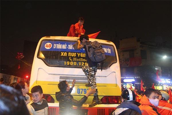 nhung hinh anh phan cam, bat chap tinh mang cua nguoi ham mo khi an mung u23 viet nam - 3