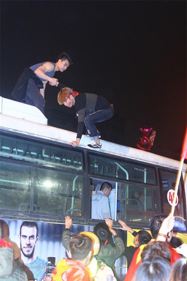 nhung hinh anh phan cam, bat chap tinh mang cua nguoi ham mo khi an mung u23 viet nam - 4