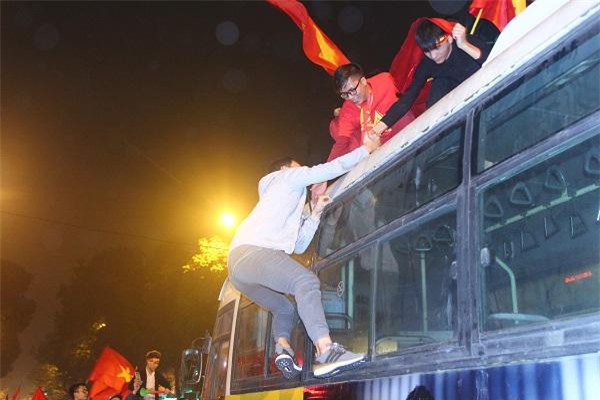 nhung hinh anh phan cam, bat chap tinh mang cua nguoi ham mo khi an mung u23 viet nam - 5