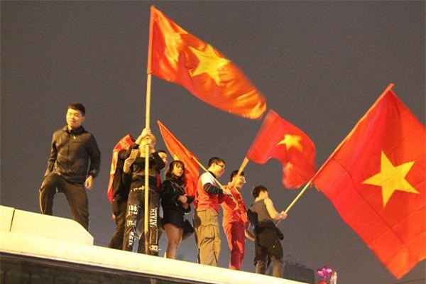 nhung hinh anh phan cam, bat chap tinh mang cua nguoi ham mo khi an mung u23 viet nam - 6