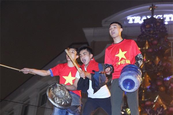 nhung hinh anh phan cam, bat chap tinh mang cua nguoi ham mo khi an mung u23 viet nam - 7